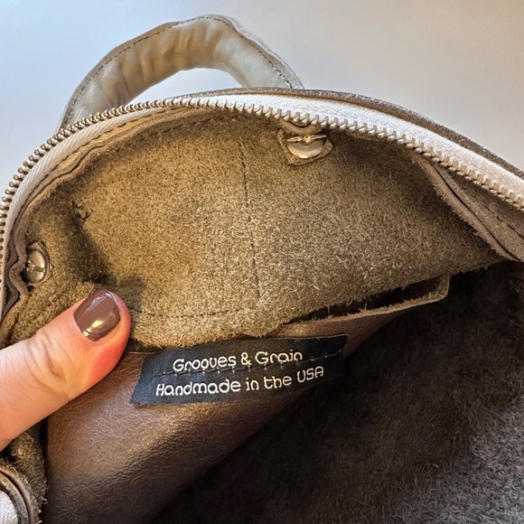 Grooves & Grain Handmade Leather Handbag with Mountain Design - Picture 7 of 7